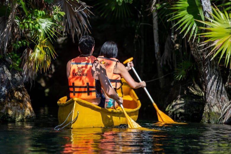 Navegando de canoa pelo Parque Tankah