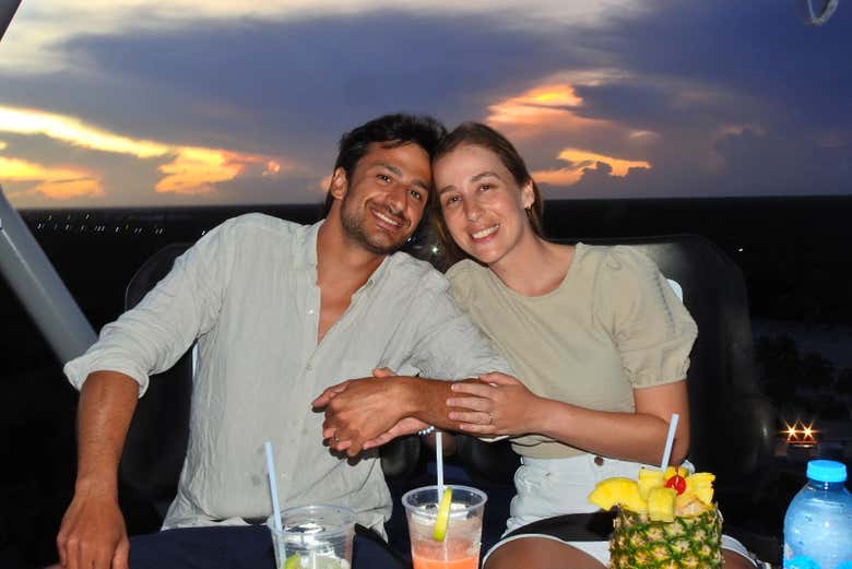 Um casal na Tulum Tower