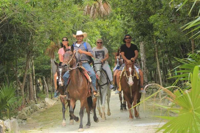 O grupo a cavalo por Tulum