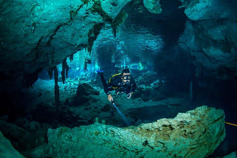 Contemplando grutas submarinas