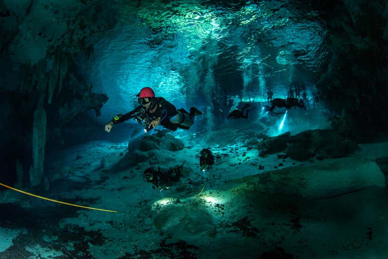 Aprendiendo a hacer submarinismo en el cenote Dos Ojos