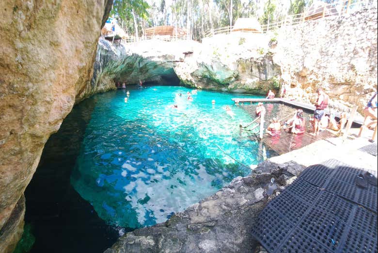 Aguas cristalinas del cenote