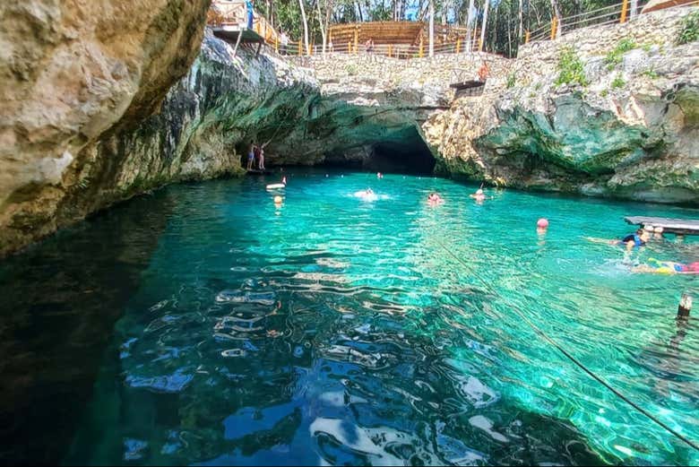 Disfrutando de un baño en el cenote