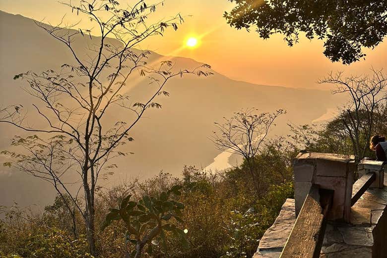 O amanhecer do Cânion del Sumidero visto de um mirante
