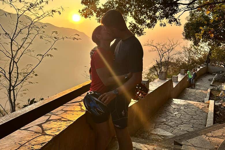 Um beijo romântico de um casal em um mirante