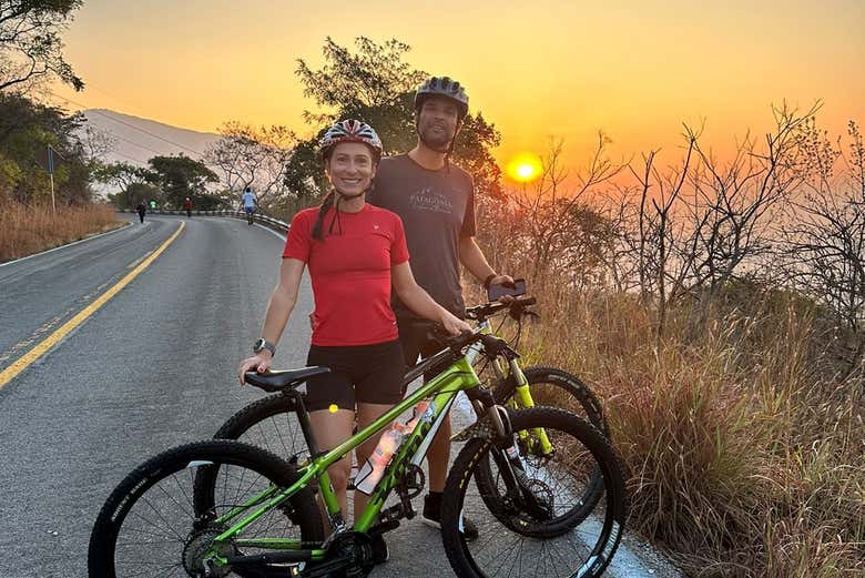 Posando para a foto com o amanhecer de fundo