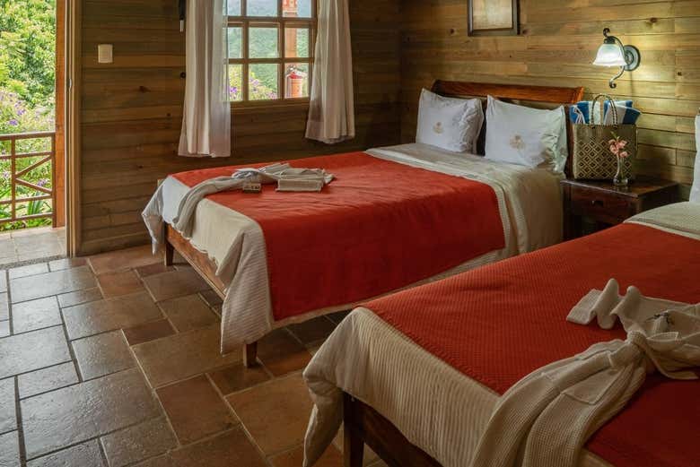 Chambre double dans l'une des cabanes du domaine