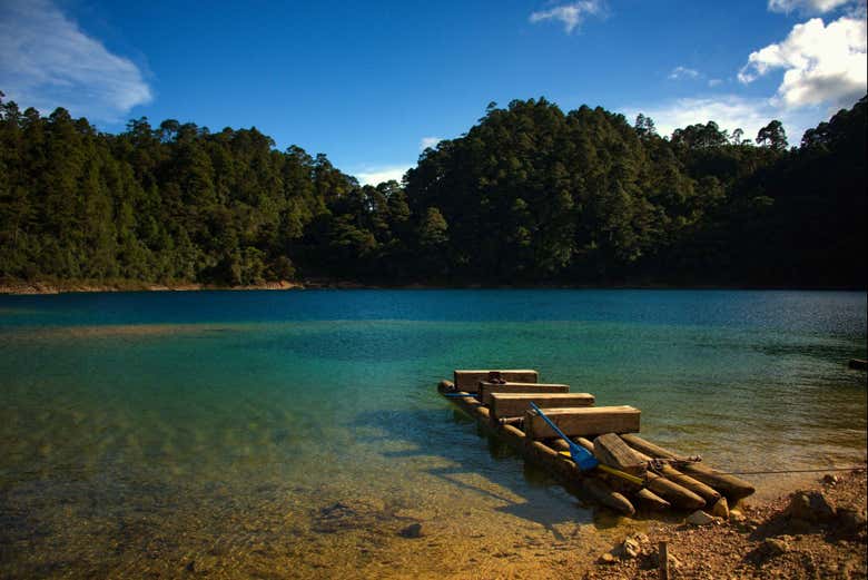 Un muelle en uno de los lagos de Montebello