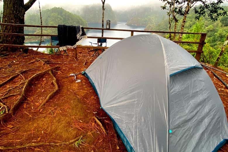 Barraca de acampamento junto ao lago San Nicolás
