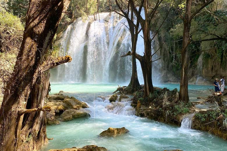 Aguas de tonos esmeralda de la cascada el Chiflón