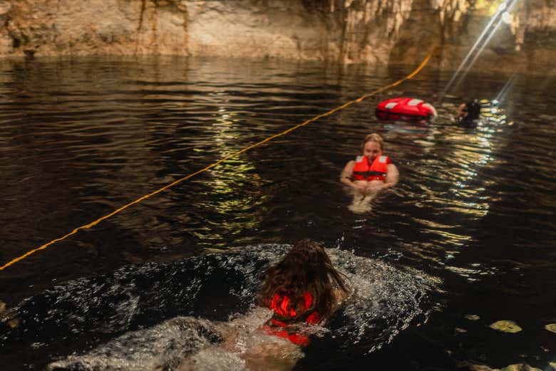 Disfrutando del cenote cerrado Ki’ichpam Ha