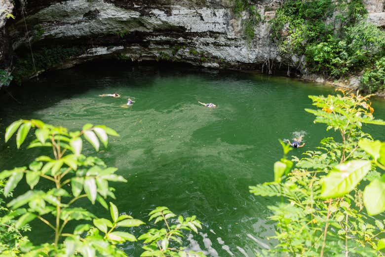 Nadando en el cenote Xla’kaj