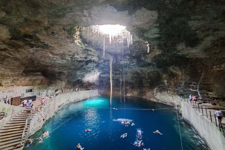 Profitez d'une baignade rafraîchissante dans un cénote sacré