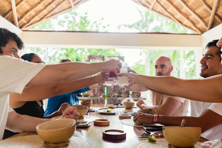 Disfrutando de la comida típica maya en Chichimilá