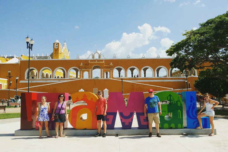 Posando junto a las letras de Izamal