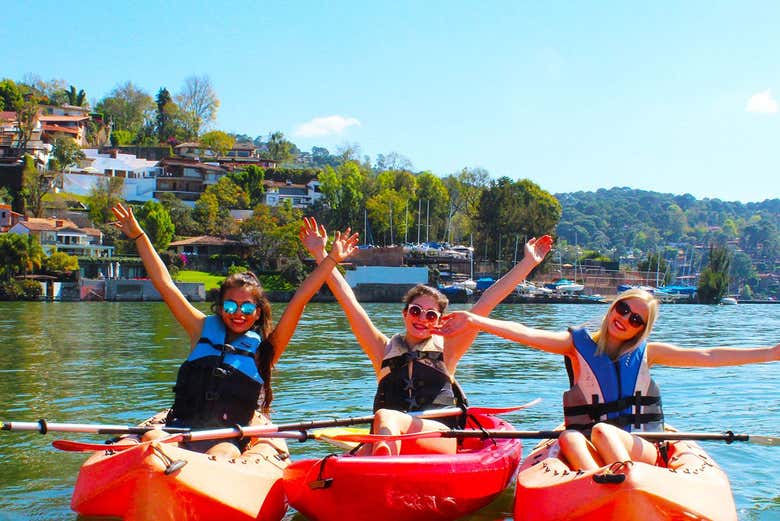Grupo de amigas en kayak
