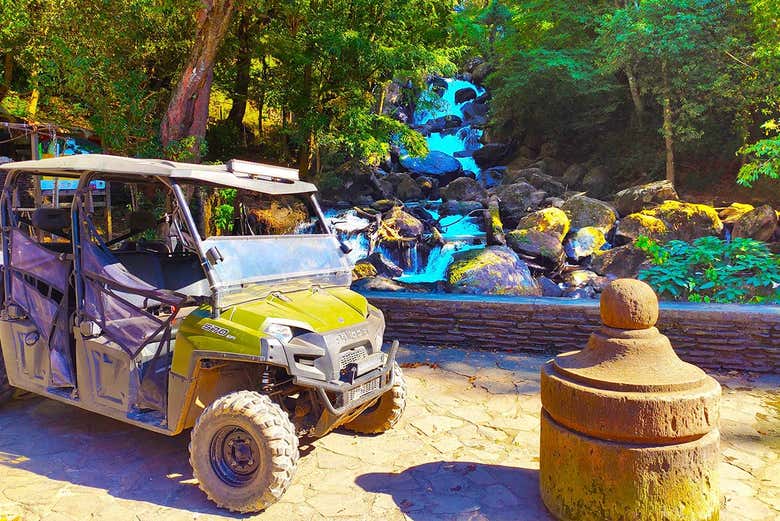 Buggy junto a unas cascadas