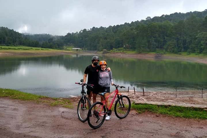 Pareja en bicicleta