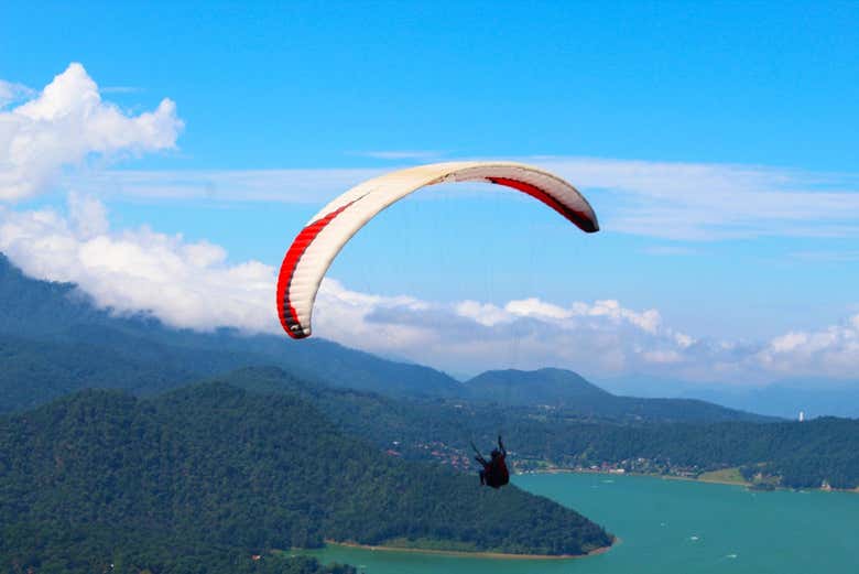Sobrevolando la laguna de Valle Bravo 