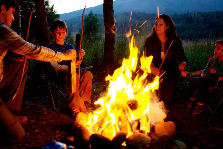 Sentados alrededor del fuego