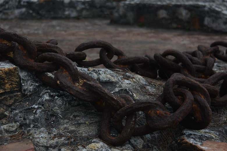 Una antigua cadena dentro de la fortaleza de San Juan de Ulúa