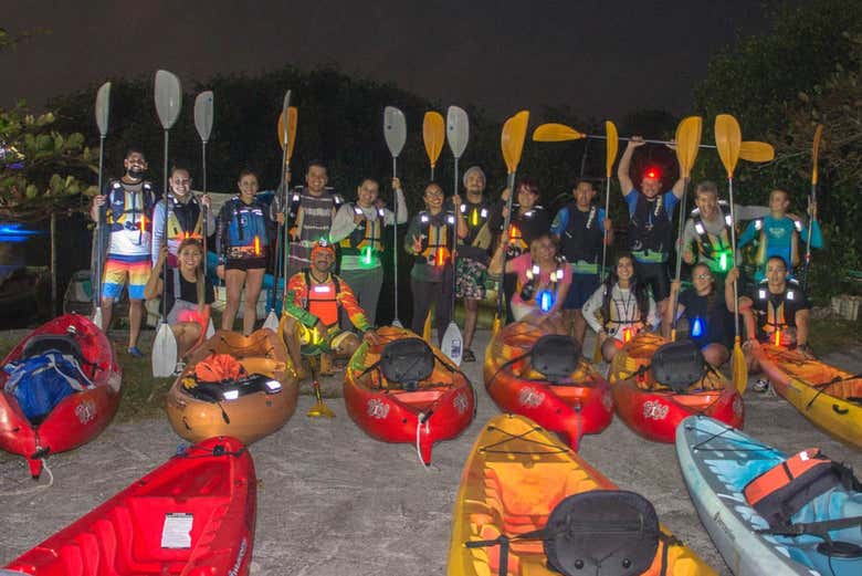 Desfrutando da rota noturna de caiaque