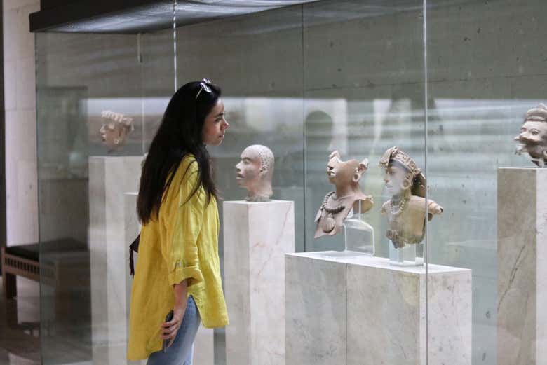 Chica visitando el Museo de Antropología e Historia en Xalapa