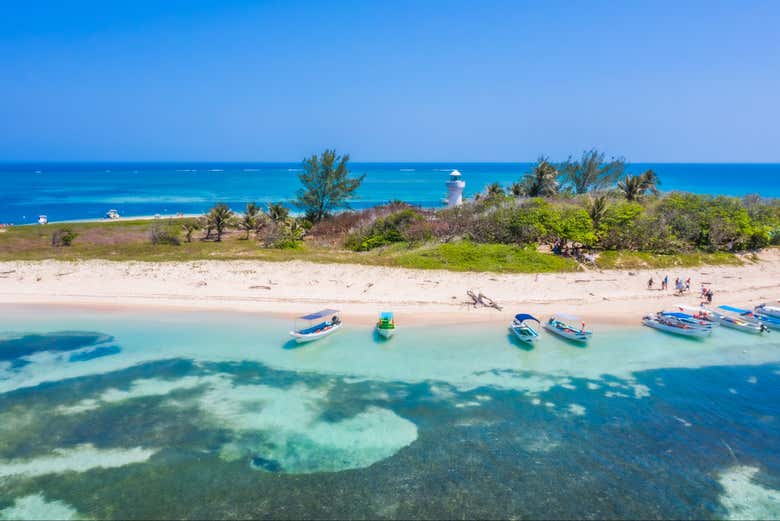 La isla de Enmedio rodeada de arrecifes de coral