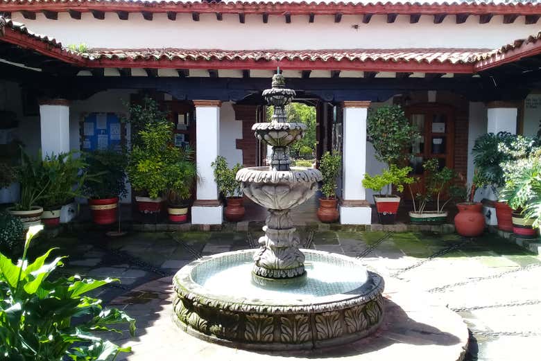 Recorriendo el patio del Palacio Municipal de Villa del Carbón