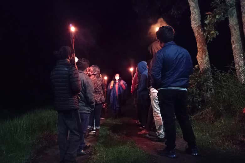 Con las antorchas encendidas en mitad del bosque