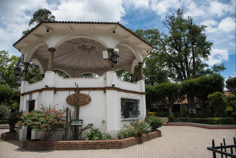 Contemplando el templete de la plaza Hidalgo