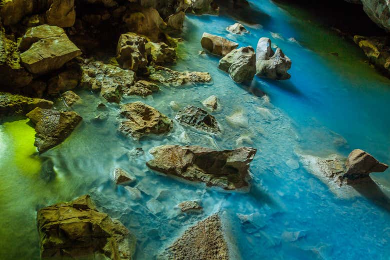 Lago en el interior de la cueva
