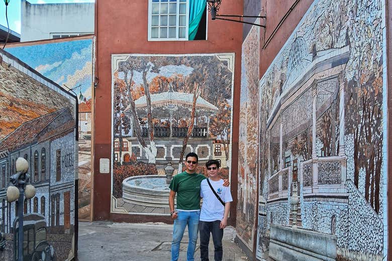 Explorando los Vitromurales durante el tour