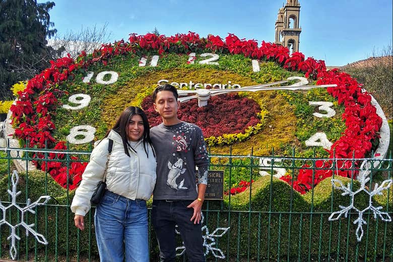 Momento foto junto al reloj floral