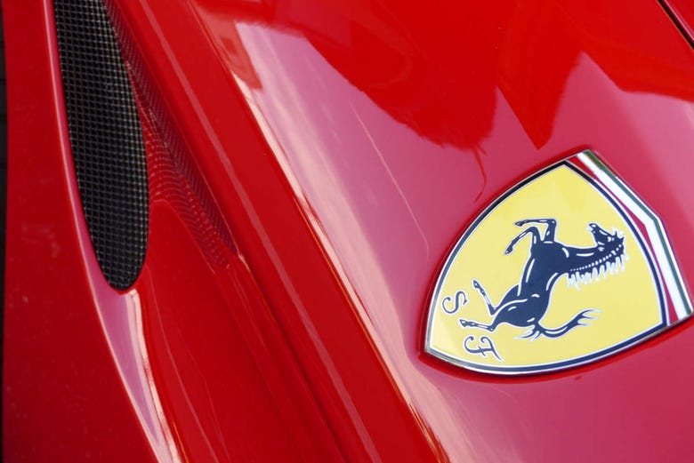 Coche Ferrari en la Costa Azul