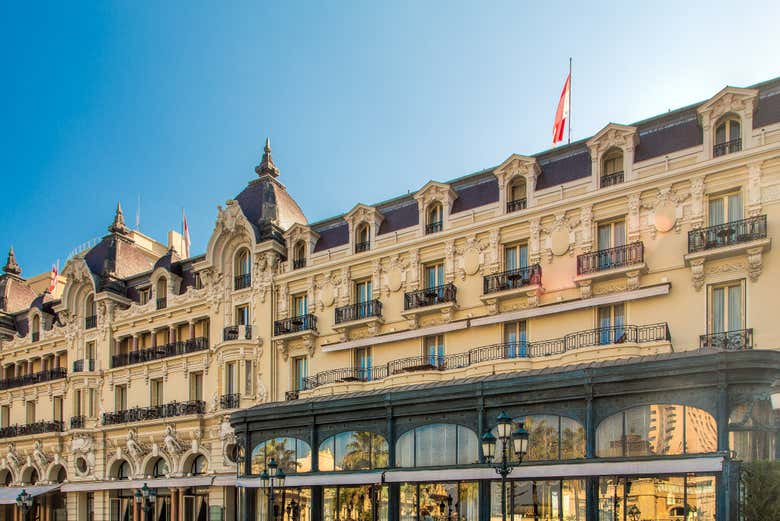 Promenez-vous à côté de l'Hôtel de Paris