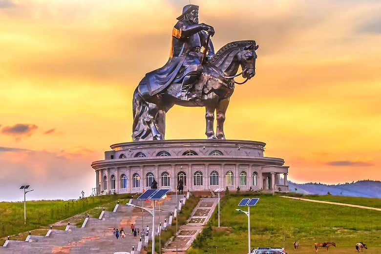 La statue équestre de Gengis Khan au lever de soleil