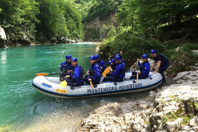 Entrando al agua para el rafting