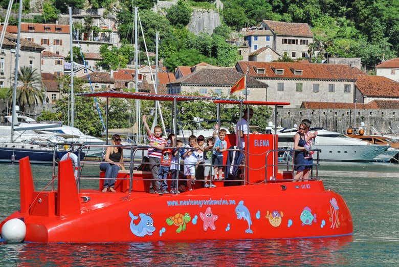 Turistas en el barco submarino