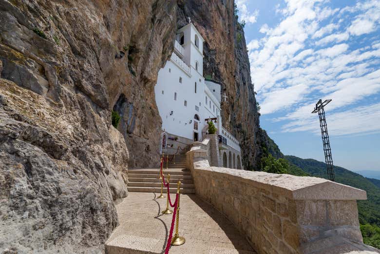 La vista panoramica del monastero di Ostrog