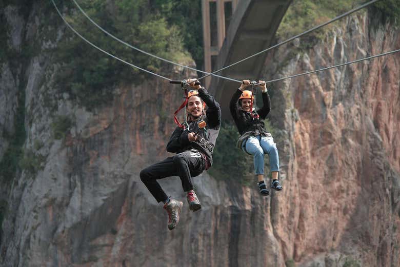 Diversión durante la tirolina