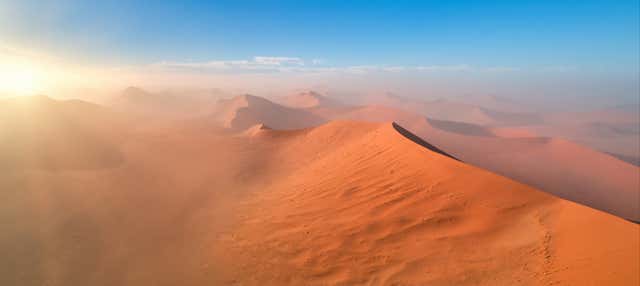 Vol en montgolfière au-dessus du désert du Namib au lever de soleil