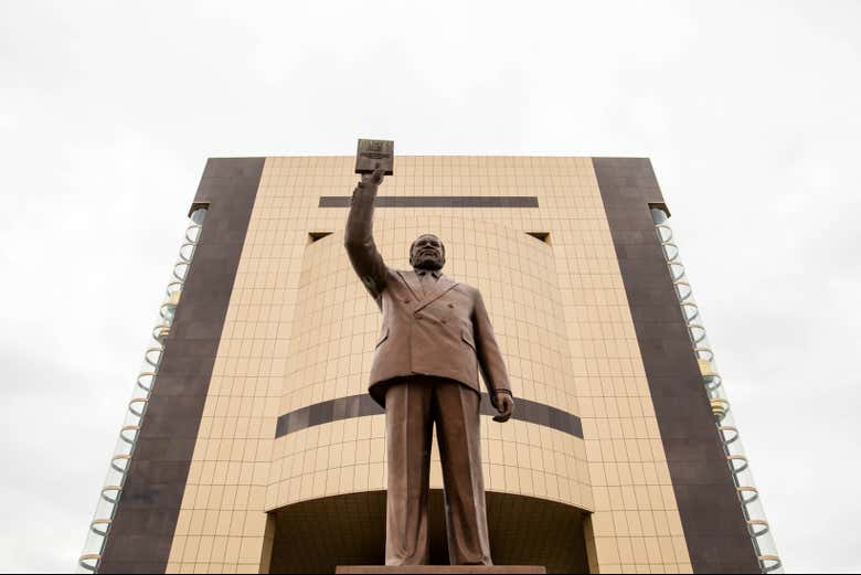 Estatua de Sam Nujoma ante el Museo de la Independencia