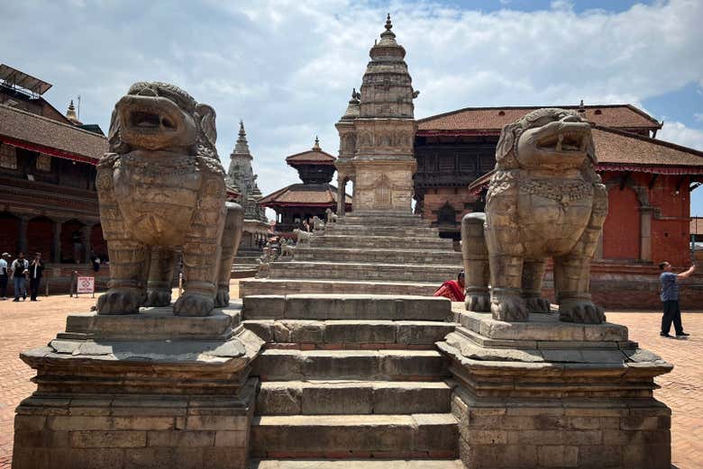 Contemplando los animales tallados en la Plaza Durbar