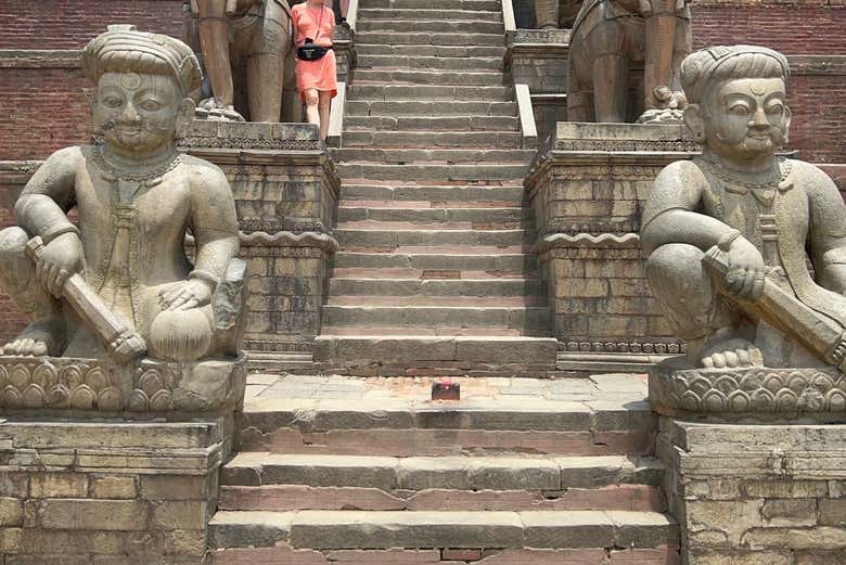 Subiendo las escaleras del templo Nyatapola