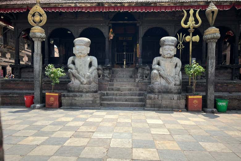 Admirando las esculturas del templo Dattatreya
