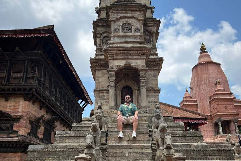 Momento foto en las escaleras de un templo de la Plaza Durbar