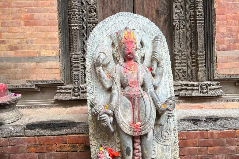 Observando a una divinidad frente al templo Taleju Bhawani