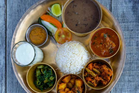 Clase de cocina privada y comida con una familia nepalí