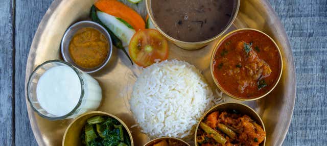 Clase de cocina privada y comida con una familia nepalí